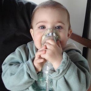 "Maintenant, elle est toujours hospitalisé et a failli mourir à la suite de leur lutte contre un virus syncytial respiratoire très grave,» écrivait-il.