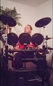 Il tape sur ses toms et ça lui va bien