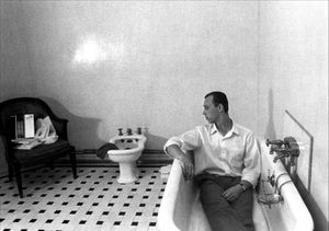1ère page : J.Ph.Toussaint, la Salle de Bain