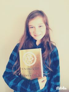 Emma avec sa lecture du jour.