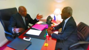 El Presidente del Partido del Progreso D. SEVERO MOTO NSA, trabajando con sul Vicepresidente D. ARMENGOL ENGONGA ONDO en la sede de la Coalición CORED en París.