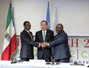 OBIANG NGUEMA ESCENIFICA LA VENTA DE MBAÑÉ.