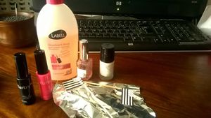 mes vernis noir et rose sont de la marque kurtzy dite le moi dans les commentaires si vous voulez que je fasse un article sur cette marque!
