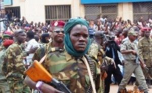 centraf-infos/ D'intenses coups de feu sont actuellement entendus au niveau du KM 5 dans le 3ème arrondissement de Bangui. Les raisons de ce brusque regain de tension ne sont pas encore connues. Les informations non encore vérifiées font état de ce qu'un compatriote musulman aurait été égorgé hier dans un qartier de la Capitale et c'est en représailles que les milices du KM 5 sont entrés en action. Les populations des quartiers Bazanga, Brazza, Fondo sont dans la panique et ont fui pour se mettre à l'abri d'éventuelles répressailles.