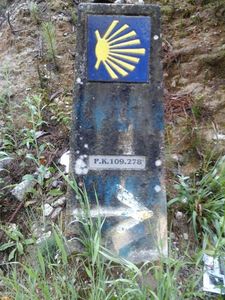 En Galice, des bornes décomptent la distance restant à parcourir jusqu'à Santiago