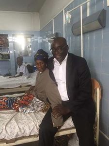 COTE DIVOIRE :Une dame emputee dune jambe bloquee a lhoppital pour facture impayee
