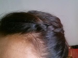 Mini-tresse pour un visage dégagé (en 1 minute)