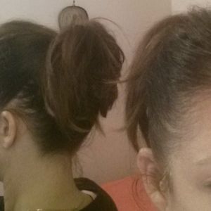 Un volume plus maîtrisé pour ce chignon choucroute...