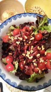 Salade aux lardons, œufs pochés