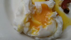Salade aux lardons, œufs pochés