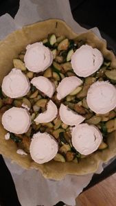 Tarte courgettes-chèvre-pignons