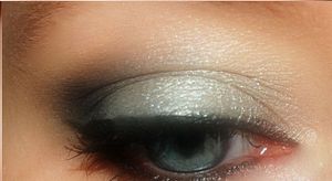 De grands yeux félins...