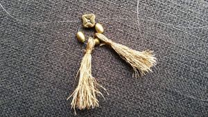 Réaliser le sautoir "perles et pompons" de la saison !