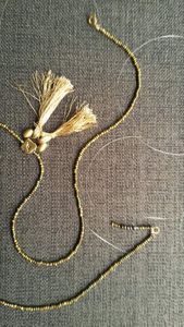 Réaliser le sautoir "perles et pompons" de la saison !