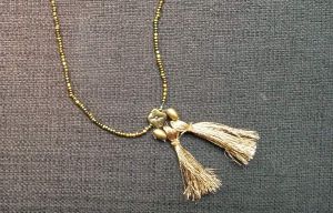 Réaliser le sautoir "perles et pompons" de la saison !