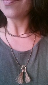 Réaliser le sautoir "perles et pompons" de la saison !