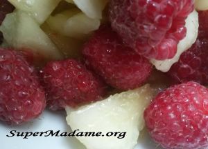 Salade pêches-framboises