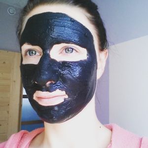 La paraffine du masque pour la personne des boutons