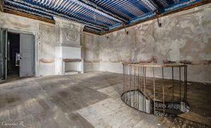 La déco du plafond et l'escalier menant au rdc.