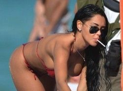 Un monde idéal où le destin de l’humanité repose entre les seins… mains de Nabilla