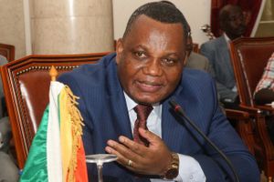 Jean Claude Ngakosso prend une douche froide a Addis Abéba au siège de l’Union Africaine 30 Mar, 2016 Par OEIL D'AFRIQUE Imprimer l'article Font size -16+ Le ministre des Affaires étrangères et de la coopération, Jean Claude Gakosso|DR Le ministre des Affaires étrangères et de la coopération, Jean Claude Gakosso|DR Une semaine après la tenue du scrutin présidentielle controversée du Congo Brazzaville, le ministre Congolais des affaires étrangères Jean-Claude Gakosso a été dépêché à Addis Abéba pour rencontrer la présidente de la commission de l’Union Africaine, la Sud Africaine Nkossassana D.Zuma. Une rencontre qui s’est déroulée dans une atmosphère glaciale car le chef de la diplomatie Congolaise selon nos sources s’est fait remonter les bretelles. Décryptage. La situation poste électorale dans laquelle se trouve le Congo,fait l’objet d’une attention particulière et traitée avec doigtée par les principales institutions internationales et interafricaine .C’est sans nul doute dans cette optique que le Président Sassou qui est contesté par son opposition a dépêché son ministre des affaires étrangères d’entamer une tournée diplomatique . Addis Abéba centre de décision de la politique Africaine; car c’est à travers la position adoptée par l’Union Africaine que l’ensemble des autres institutions internationales s’alignent (UE,ONU). La première étape de cette tournée diplomatique du ministre Congolais des affaires étrangères a été un véritable camouflet. Nous avons eu échos de la rencontre entre la présidente de l’institution Panafricaine Mme Zuma et Jean-Claude Gakosso le ministre Congolais des Affaires étrangères. Selon nos sources bien introduites auprès de la commission de l’Union Africaine et dans la sphère diplomatique d’Addis Abéba, la rencontre entre Mme Zuma et le ministre des Affaires Etrangères du Congo s’est déroulée dans un climat très glacial . En effet après un bref échange entre le ministre Jean Claude Gakosso et le commissaire paix et sécurité de l’Union Africaine; Jean Claude Gakosso a eu une rencontre avec le staff de la présidente de l’institution Panafricaine dans les bureaux de Mme Zuma. D’entrée de jeu, le ministre Congolais a d’emblée indiqué à son hôte qu’il était à Addis pour transmettre un message du President Denis Sassou Nguesso et profiter par la même occasion briefer la Présidente de la commission sur le déroulement des élections présidentielles du 20 mars dernier. Contre toute attente, la Présidente de la commission de l’Union Africaine Mme Zuma a aussitôt arrêté son interlocuteur par une exclamation interrogative? Pourquoi un haut fonctionnaire de votre rang peut se déplacer juste pour venir rendre compte d’une élection dont nous n’avons aucune idée des conditions dans lesquelles le dit scrutin s’est déroulé? La présidente de la commission qui plus est a fait remarquer à l’émissaire du président Sassou que les équipes de la commission envoyées pour observer les élections au Congo n’ont pas été en mesure de travailler dans les conditions idoines conformément au respects des standards de l’observation électorale internationale. Par conséquent elle rejetait tout ce qu’il avait à dire a ce sujet parce qu’elle a ce jour elle n’a pas pu avoir un rapport de ses équipes qui n’ont pas pu communiquer entre elles d’une part et avec la base (le siège de l’Union Africaine) d’autre part. La présidente de la commission de l’UA s’est indignée du fait que certains membres de la mission d’observation de l’UA se sont retrouvés à l’intérieur du pays sans un seul minimum de sécurité et coupés du reste du monde. Ce qui a fortiori constitue pour la commission de l’UA un véritable recul de la démocratie et des valeurs partagées contenues dans la charte Africaine sur la démocratie et les élections adoptée à l’époque où le Congo présidait l’Union Africaine en 2007. Madame Zuma a signifié au ministre Gakosso que s’était une première en Afrique qu’un Etat interrompait les communications pendant une élection et que cet état de fait était totalement inacceptable dans le cadre du respect des droits fondamentaux dont l’UA à pour mission de faire la promotion auprès des Etats membres . Dans son réquisitoire, Mme Zouma selon notre source assomme le ministre Gakosso sur la validité et la crédibilité des résultats présentés par le gouvernement Congolais, le visiteur de Mme Zuma (le ministre des affaires étrangères du Congo) visiblement très embarrassé ne sachant plus quoi dire, aurait reconnu devant la présidente de la commission que le Président candidat Sassou avait perdu à Pointe-Noire et est sorti deuxième à Brazzaville après parfait Kolela et devant Mokoko. Mais que c’est grâce à sa victoire dans toute la partie nord du pays qu’il a été élu au 1ère tour. Pendant cet échange nous indique notre source, la Présidente Mme Zuma, dans un état d’indignation, a stoppé net son visiteur et assené que tout cela n’avait aucune importance et qu’il devrait mettre un terme à leur rencontre. La délégation du Ministre et l’ambassadeur du Congo auprès de l’Union Africaine qui assistaient à la rencontre n’ont eu que le temps de boire un verre et laisser le ministre se retirer à son hôtel sans dire un mot. La douche froide de cette rencontre a eu lieu au moment où le ministre Gakosso a voulu solliciter un tête à tête avec la Présidente de la commission. Cette dernière a opposé une fin de non recevoir en lui répondant diplomatiquement : « la réunion est terminée, nous n’avons plus rien n’a nous dire« . C’est dans cette atmosphère glaciale que le ministre des affaires étrangères du Congo a quitté le siège de l’Union Africaine sans dire mot jusqu’à ce qu’il monte dans sa chambre d’hôtel. Jean-Claude Gakosso très assommé a juste relever au passage à un de ses collaborateurs qu’il n’a jamais connu auparavant une situation aussi complexe comme celle dans laquelle le pays vient de se mettre au lendemain des élections du 20 mars. Apres l’Union Africaine, l’émissaire du Président Sassou, selon les informations en notre possession devrait poursuivre un périple à New-York, Paris et Bruxelles; mais vu le climat glacial de la rencontre d’Addis, Jean-Claude Gakosso devrait mettre le cape sur Bangui ou il doit croiser le Président Idris Debby, Président en exercice de l’Union Africaine en marge de la cérémonie d’investiture de Faustin Touadera. © OEIL D’AFRIQUE Follow @oeildafrique1 Partager : E-mail inShare OEIL D'AFRIQUE OEIL D'AFRIQUE Plus d'articles de OEIL D'AFRIQUE Share this article: Facebook 0 Twitter 0 Google+ 0 LinkedIn 0 Tags assigned to this article: congoSassou N’GuessoUnion africainezuma Related Articles 1 ACTUALITÉ 4 années ago Congo: deux enfants du président Sassou Nguesso candidats aux législatives Congo: deux enfants du président Sassou Nguesso candidats aux législatives BRAZZAVILLE – Un fils et une fille du président congolais Denis Sassou Nguesso seront candidats aux élections législatives du 15 Partager : E-mail inShare 0 Congo 4 années ago Congo: Mpila le bilan réévalué à 282 morts Congo: Mpila le bilan réévalué à 282 morts BRAZZAVILLE – Les explosions dans un dépôt de munitions le 4 mars à Brazzaville ont fait au moins 282 morts, Partager : E-mail inShare 0 Congo 3 années ago Congo: la Route Kinkala-Boko menacée de coupure Congo: la Route Kinkala-Boko menacée de coupure Le tronçon routier Kinkala-Boko long de 56 km, dans le département du Pool, jonché par de nombreux nids de poule Partager : E-mail inShare Aucun commentaire Espace commentaire Aucun commentaire Soyez le premier à répondre à ce commentaire Espace commentaire Laisser un commentaire Rechercher On a tous l'oeil sur … Congo: Jean Claude Ngakosso prend une douche froide a Addis Abéba au siège de l’Union Africaine Congo: Jean Claude Ngakosso prend une douche froide a Addis Abéba au siege de l'Union Africaine.