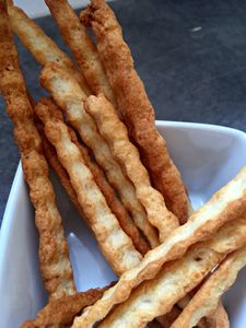Sticks soufflés au Parmesan et piment de Cayenne