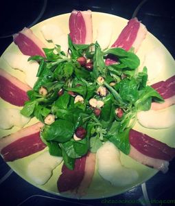 Salade de magrets fumés aux poires et noisettes