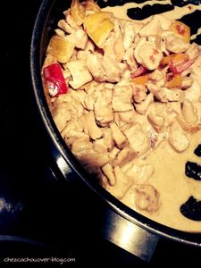 Escalopes de poulet au lait de coco et poivrons