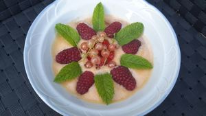 Soupe de melon et sa nage de fruits du jardin (groseilles, fraises, framboises)
