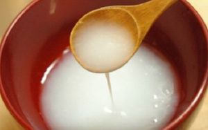 Cheveux lisses et soyeux avec l'eau de cuisson de riz