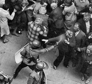 photographie polonaise anonyme de la milice du régime gaz une manifestante pacifique