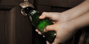 Membuka Tutup Botol Menggunakan Selembar Kertas