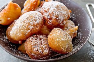 Bánh Zeppole đầy quyến rũ với lớp vỏ giòn tan cùng hương thơm ngọt ngào từ bơ, trứng