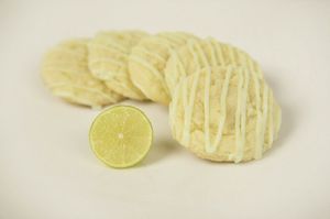Bánh quy với chanh xanh giòn thơm thoang thoảng hương chanh dịu nhẹ