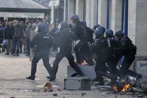 Émeutes à Nantes : Un algérien arrivé au mois de mars condamné après avoir attaqué la police
