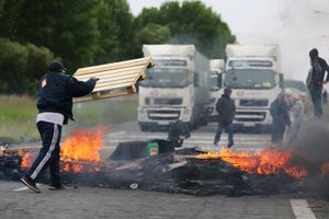 Crise gouvernementale : Toutes les raffineries françaises sont désormais en grève