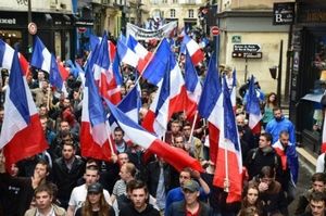 Un demi-millier de jeunes identitaires investissent la place Monge à Paris