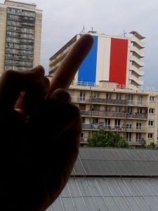 Un journaliste des Inrocks inquiet de voir un drapeau français de sa fenêtre