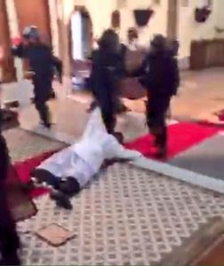Le gouvernement socialiste islamophile fait violemment évacuer l'église Sainte-Rita par les CRS en pleine messe !