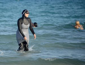 Le Conseil d’État soutient les Frères Musulmans et autorise le port du « burkini »
