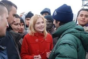 Calais : des « humanitaires » nymphomanes accusées d’exploiter sexuellement des clandestins