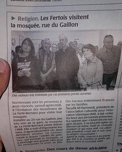 Des militants du Parti de la France à la journée « portes ouvertes » de la mosquée de La Ferté-Bernard (72)