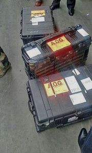 CAMEROUN. DES ARMES SAISIES A L’AÉROPORT DE NSIMALEN, DESTINÉES A L'AMBASSADE DE FRANCE.