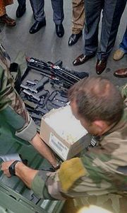 CAMEROUN. DES ARMES SAISIES A L’AÉROPORT DE NSIMALEN, DESTINÉES A L'AMBASSADE DE FRANCE.