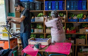 France, Nantes. Un lieu participatif, à la fois épicerie bio et atelier de recyclage, pour « restaurer » le monde de demain. Vidéo 7 minutes.