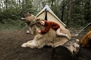 Russie. L’ours Stepan joue les modèles pour la photographe russe Olga Barantseva.