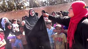 Syrie. Une Syrienne célèbre sa libération de l'EI en brûlant son niqab. Vidéo 3 minutes.