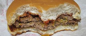 France, Europe, Usa. Voici ce qu’il y a réellement à l’intérieur d’un hamburger McDonald. 2 vidéos.