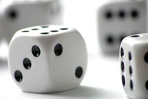 Der Kampf unter Spieler beim Würfelspiel