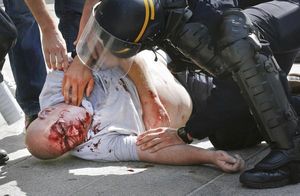SCÈNES DE GUERRE À MARSEILLE (DIRECT): AFFRONTEMENTS ENTRE SUPPORTERS ANGLAIS, RUSSES ET LA POLICE, DE NOMBREUX BLESSÉS ET UNE PERSONNE ENTRE LA VIE ET LA MORT ! (PHOTOS+VIDÉOS)
